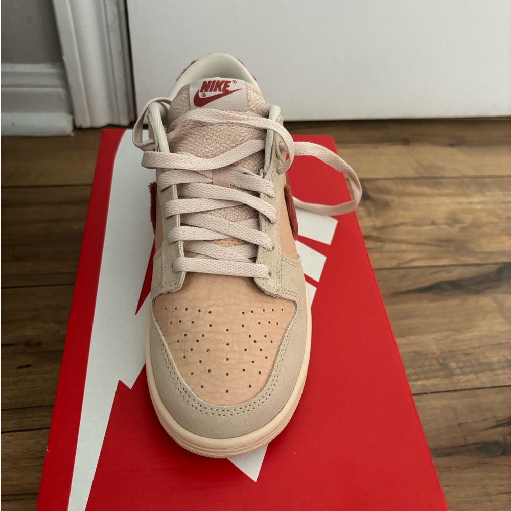Brand new women’s dunks. Low Terry - Picture 3 of 4